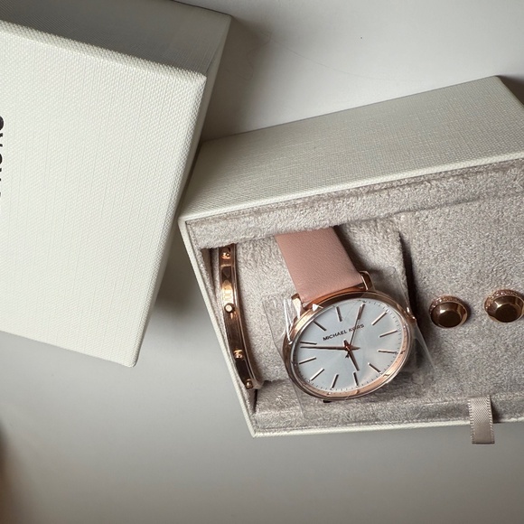 MICHEAL KORS watch set w/earrings and bangle - Picture 5 of 9